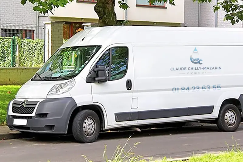 Camionnette d'intervention de Claude Plombier stationnée à Chilly-Mazarin, prête à dépanner dans le sud de l'Essonne